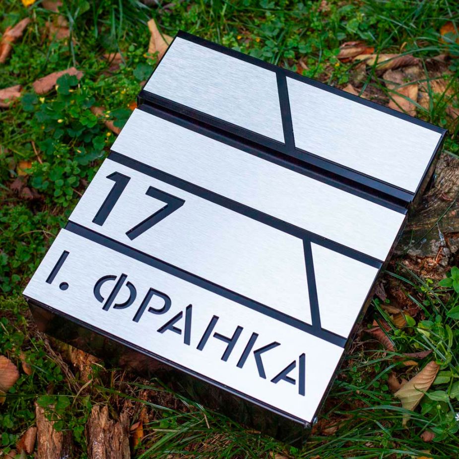 Скринька біля входу в приватний будинок